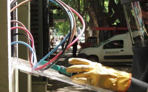 Detectaron 3.500 colgados de la luz