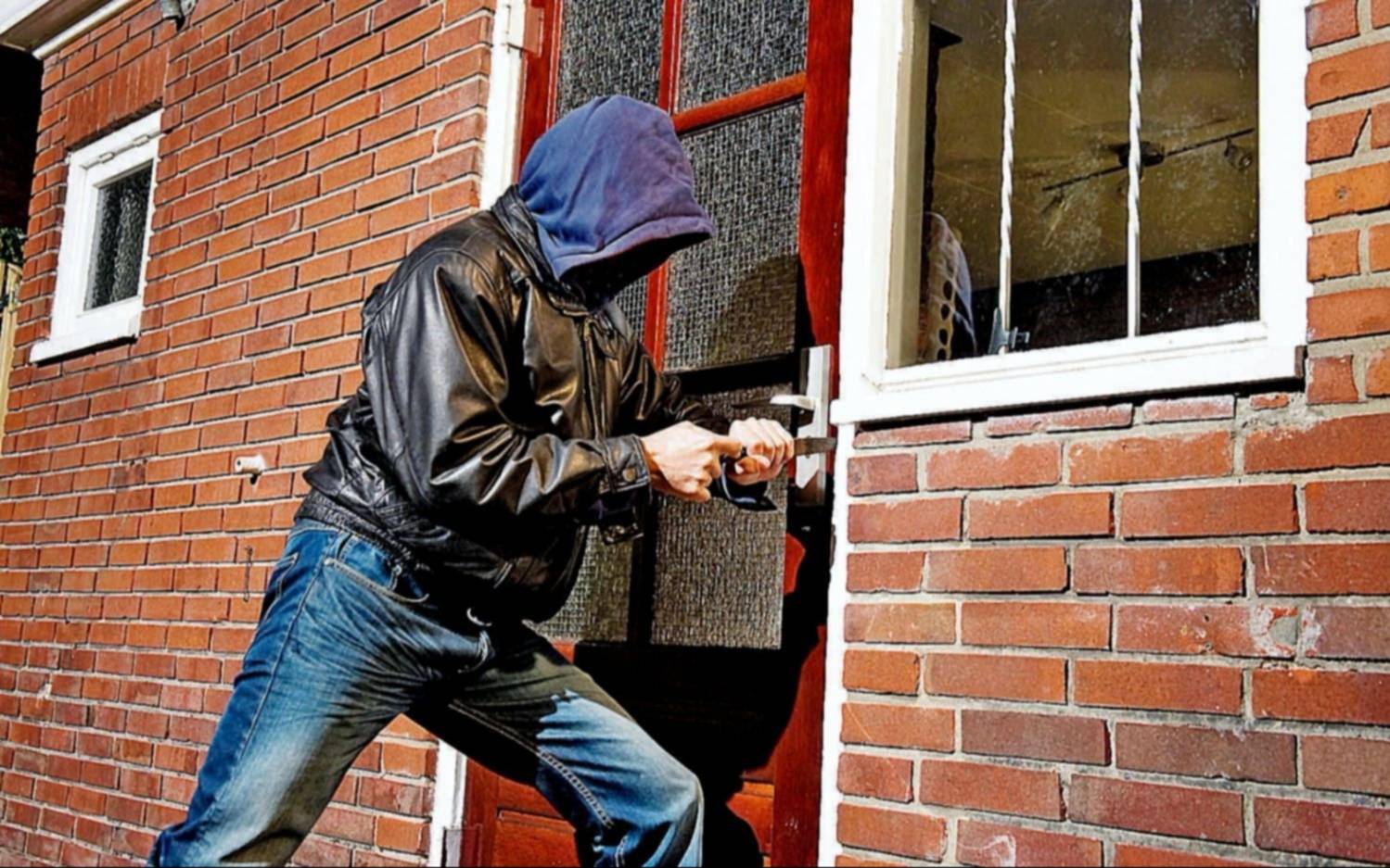 Destrozan la puerta de una vivienda y arrasan con todo