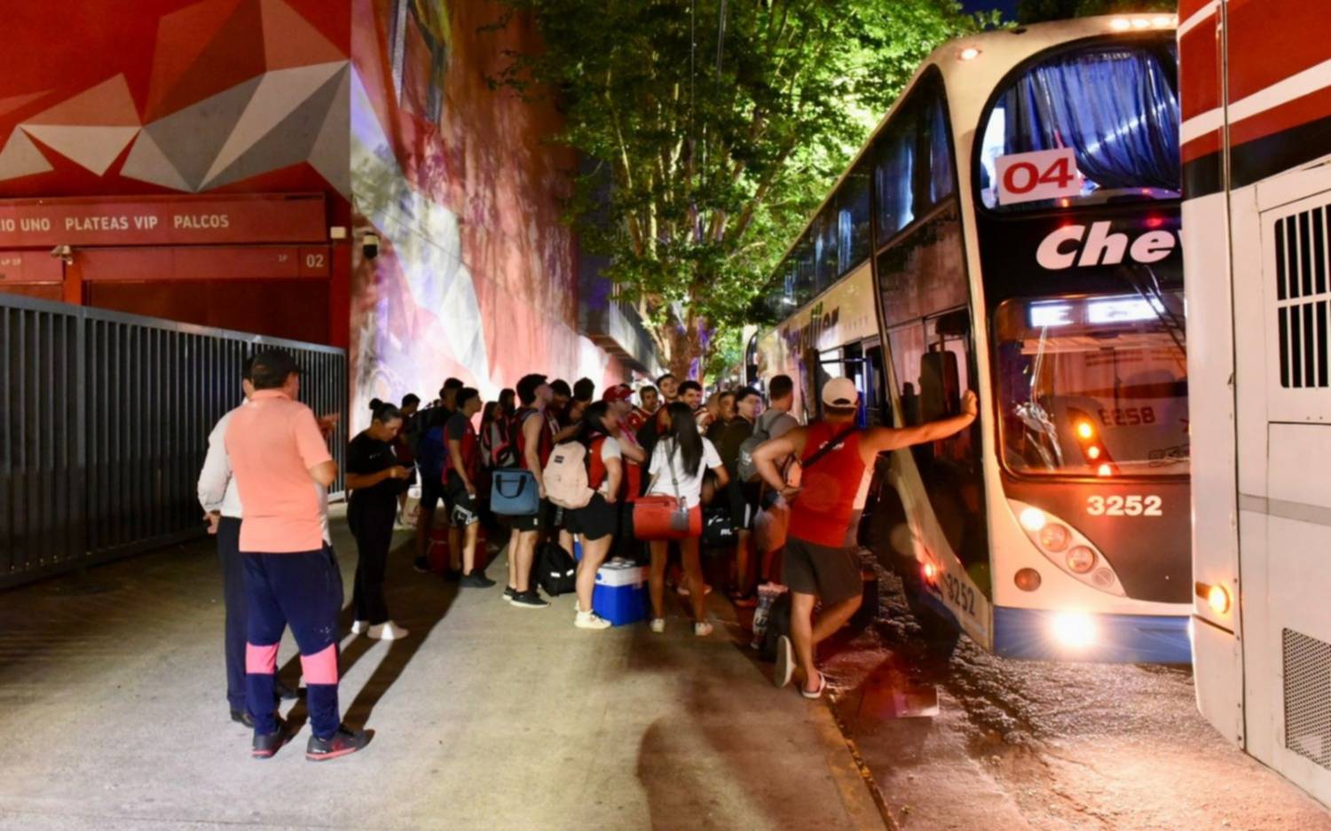 Escasas plateas, micros a socios y Verón en cancha