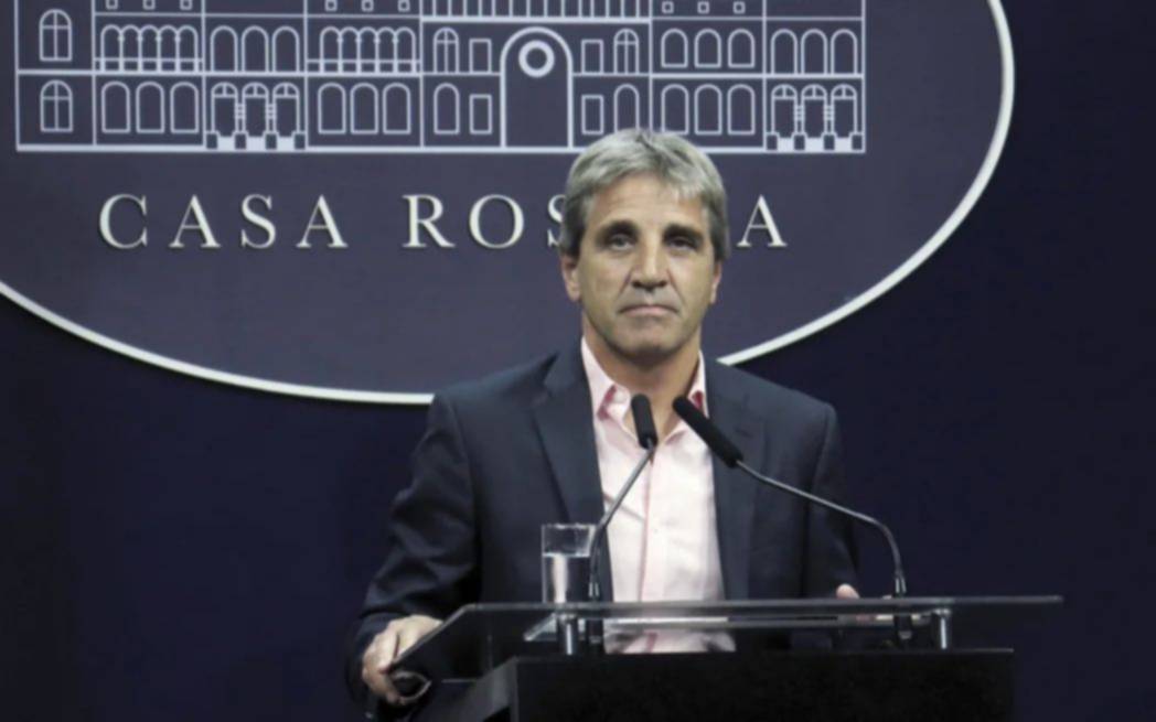 Caputo rechazó críticas y afirmó que comprarán más reservas