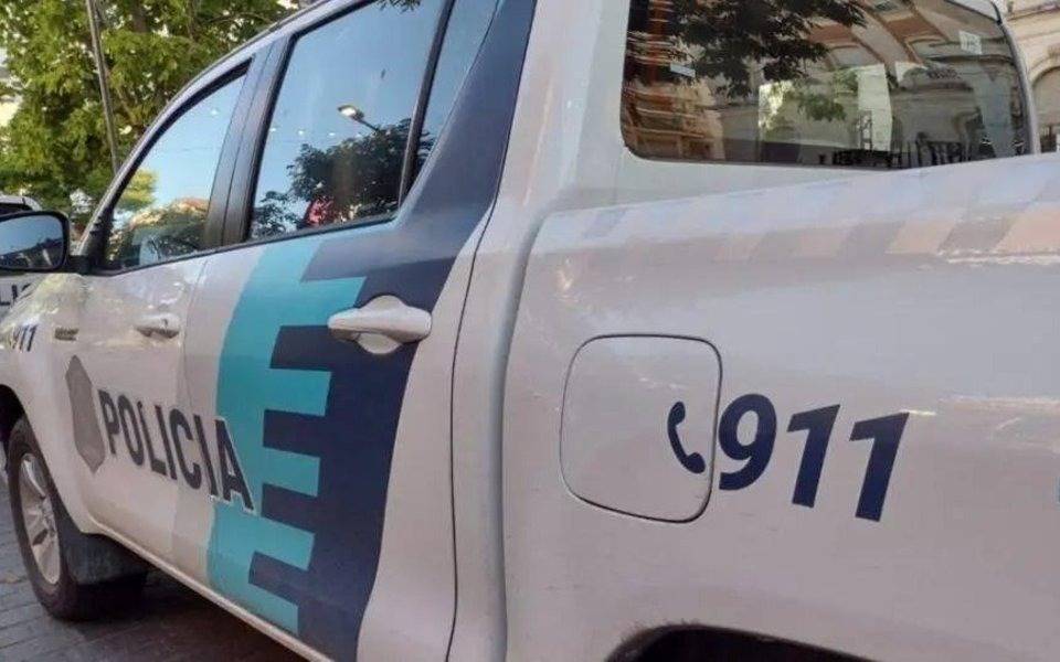 Lo atacaron a patadas y trompadas para robarle