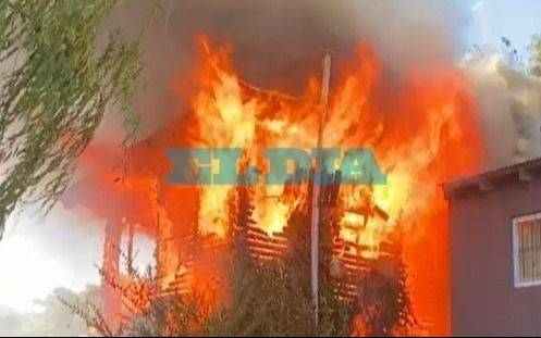 Un voraz incendio arrasó con una casa en Abasto