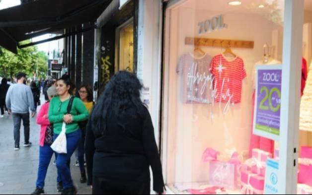 Comercios abrieron en domingo y se esperan las compras de última hora