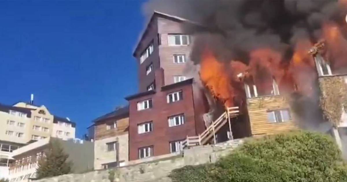 Un feroz incendio arrasó con un histórico hotel turístico de Bariloche ...
