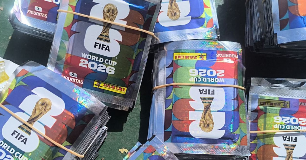 Le quiso regalar una caja de figuritas al hermano de 16 años y la estafaron | El Dia