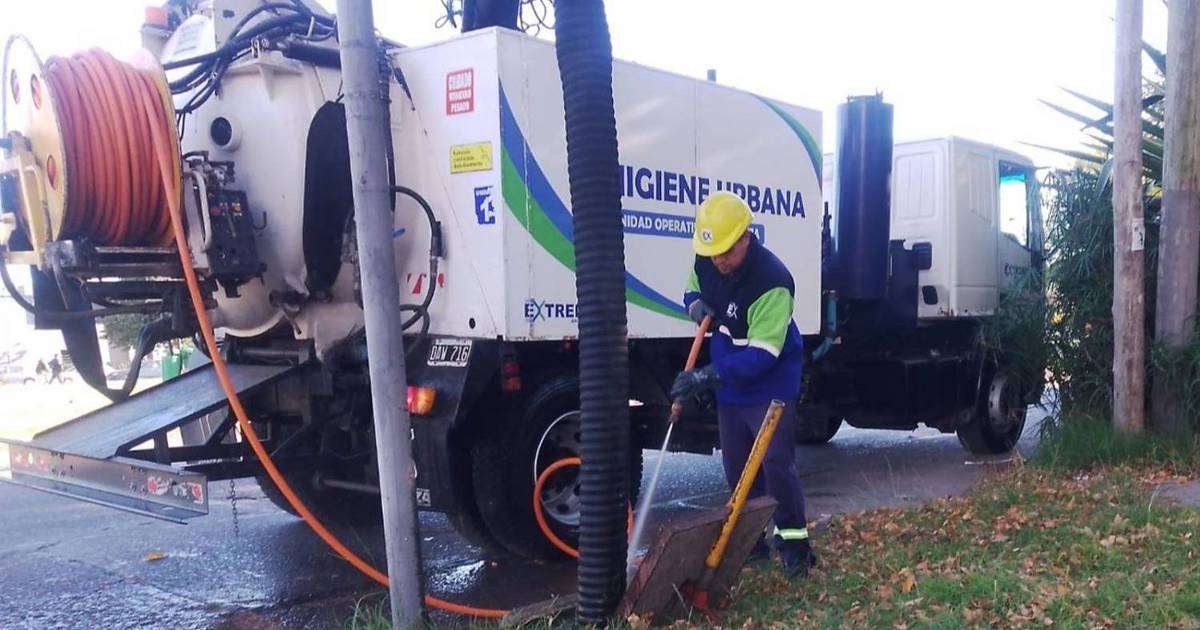 Avanzan con servicios municipales de zanjeo, corte de pasto y barrido | El Dia