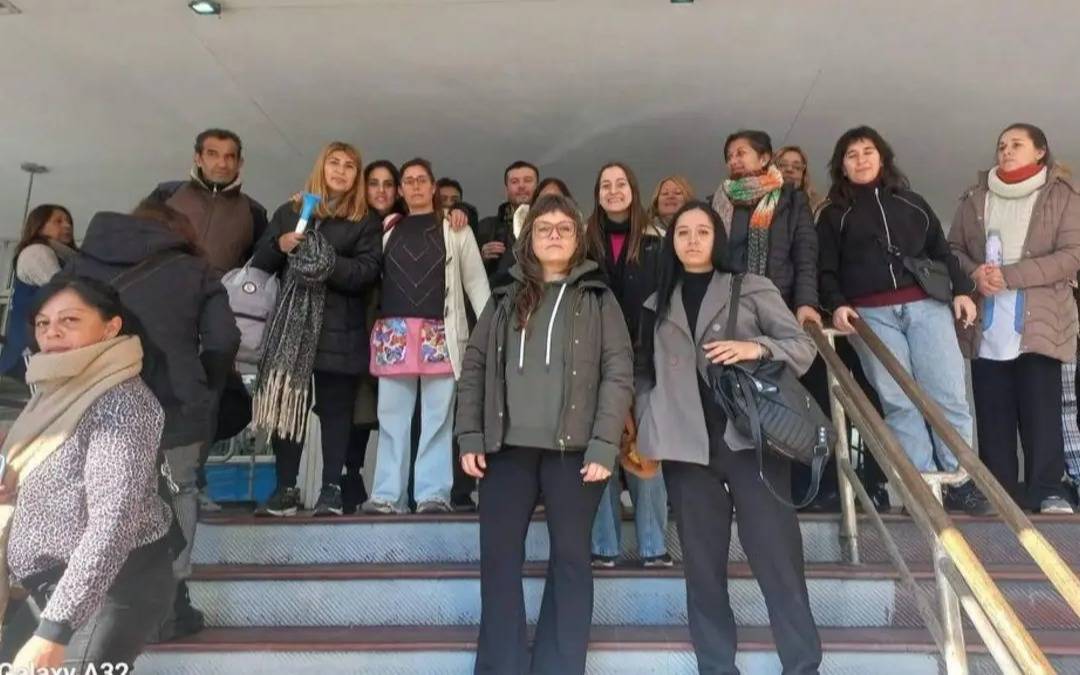 Conflicto en IOMA: Acompañantes terapéuticos acampan por falta de pago en sus honorarios