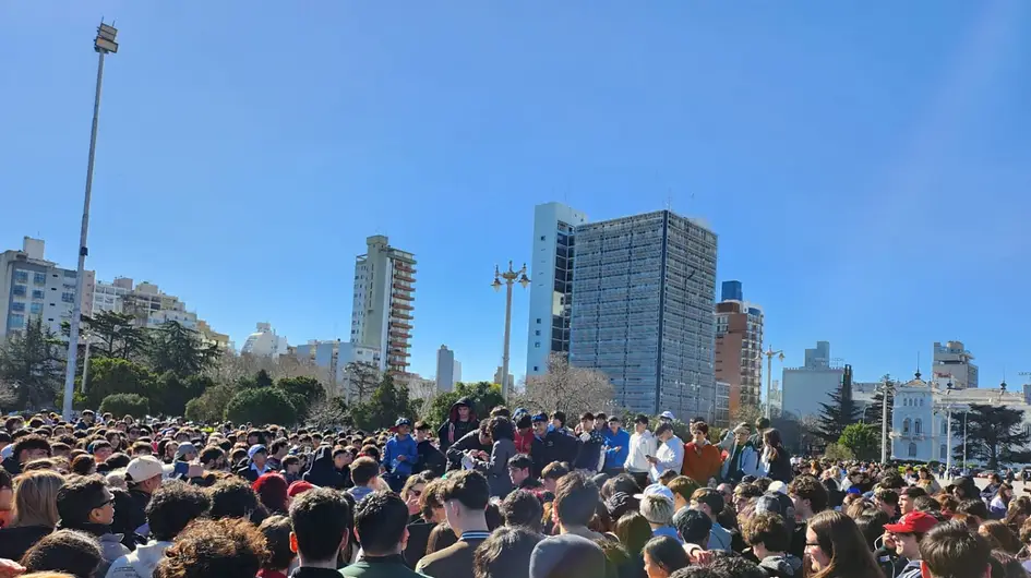 La batalla de "farmear aura" reunió a los platenses en Plaza Moreno