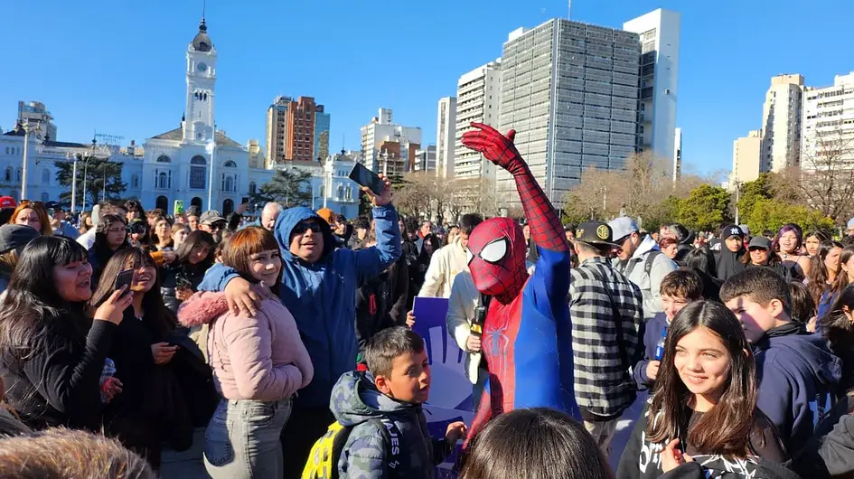 La batalla de "farmear aura" reunió a los platenses en Plaza Moreno