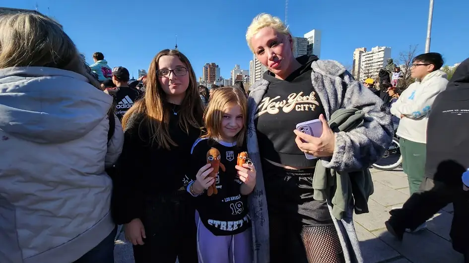 La batalla de "farmear aura" reunió a los platenses en Plaza Moreno