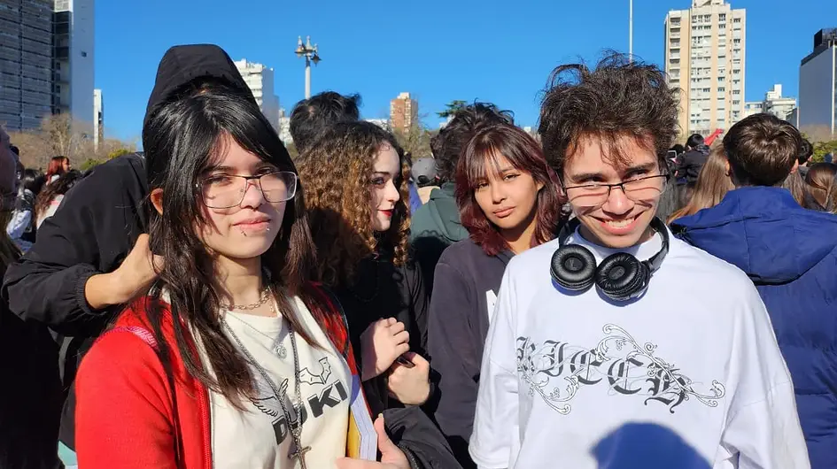 La batalla de "farmear aura" reunió a los platenses en Plaza Moreno