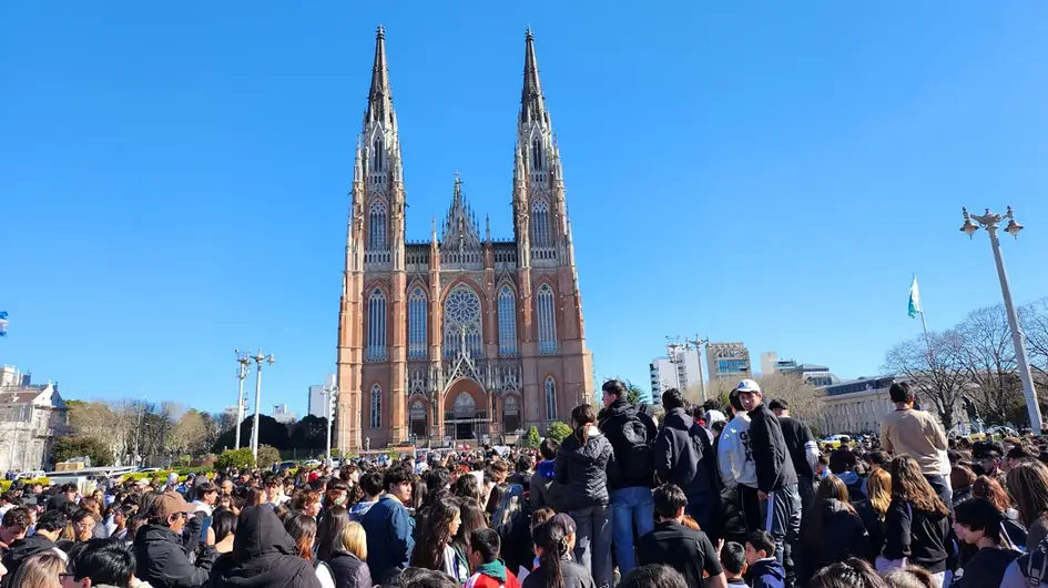 La batalla de "farmear aura" reunió a los platenses en Plaza Moreno