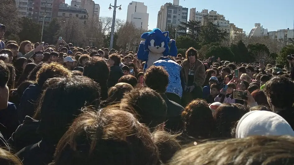 La batalla de "farmear aura" reunió a los platenses en Plaza Moreno