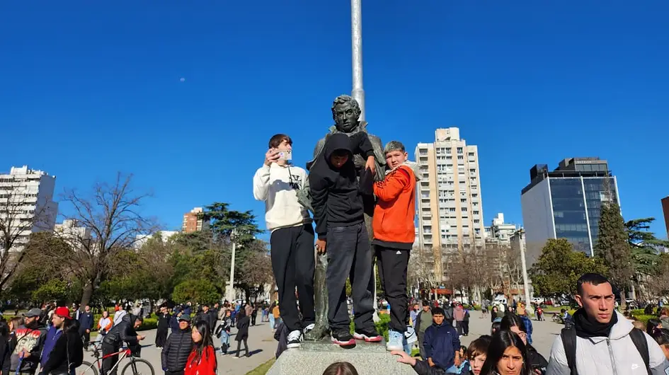 La batalla de "farmear aura" reunió a los platenses en Plaza Moreno