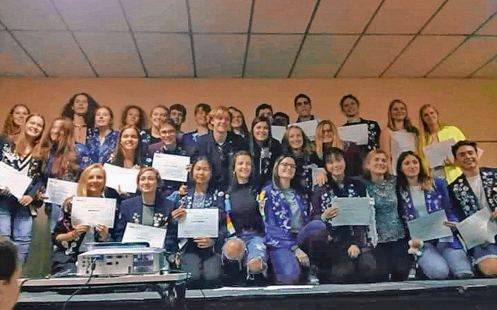 Emotiva despedida a jóvenes extranjeros