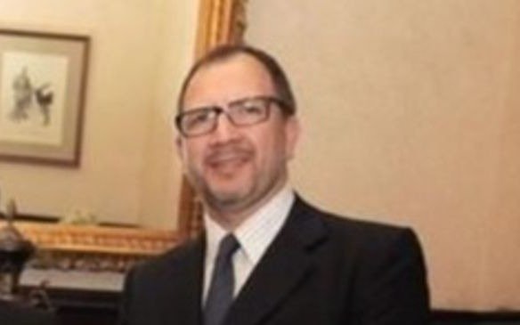 Ex funcionario vidalista apunta a las listas y sale a pintar comedores