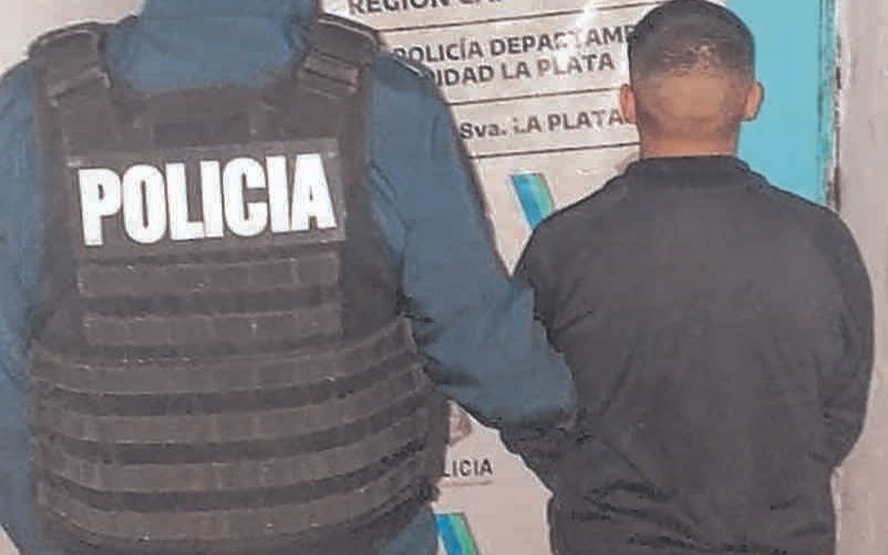 En medio de una riña, acuchilló a un conocido por la espalda