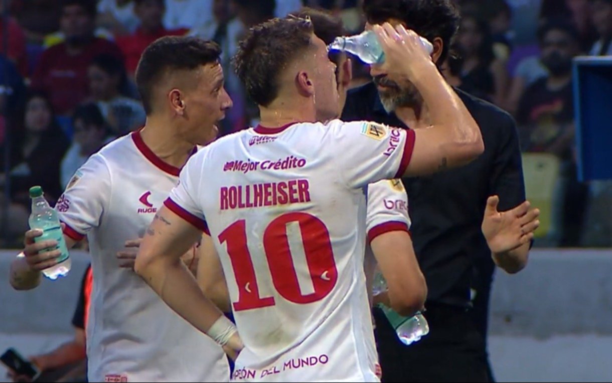 En Santiago, la temperatura fue tan alta que el árbitro debió interrumpir el partido