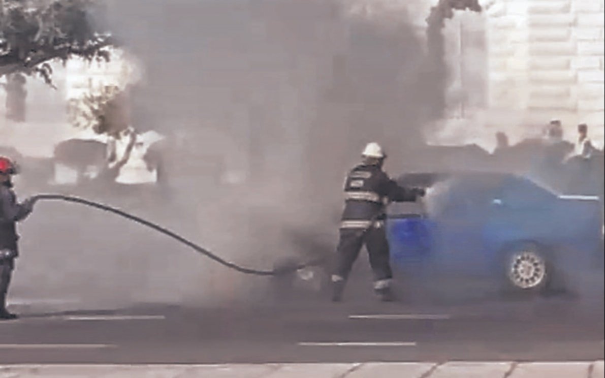 Tensión y drama frente a la Municipalidad tras el incendio de un vehículo