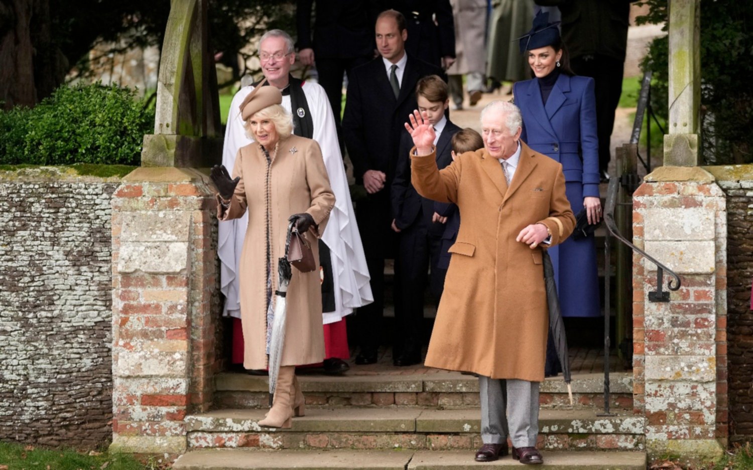 El Rey Carlos III, con Camila, el principe Guillermo y Catalina