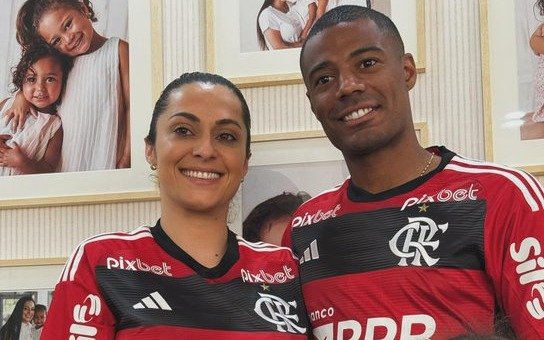 De la Cruz y familia ya posaron con la camiseta del Flamengo de Brasil