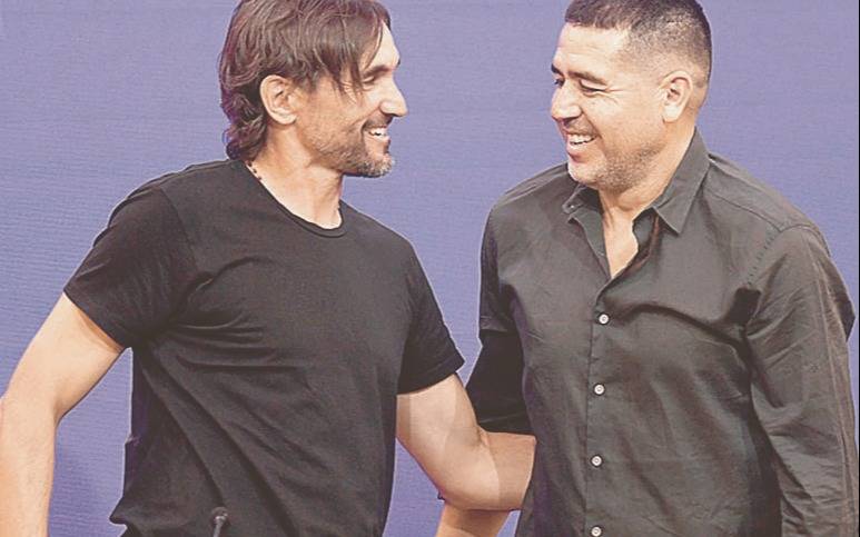 Riquelme fue el encargado de darle la bienvenida a Diego Martínez como DT 