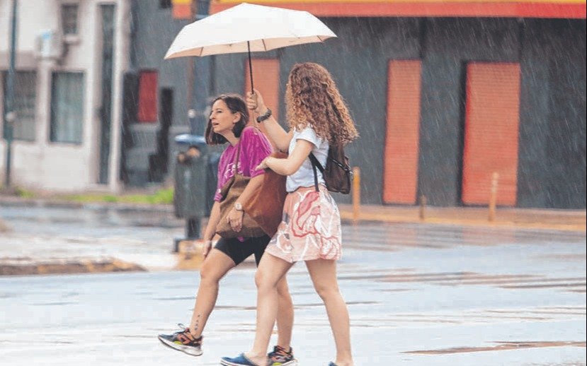Lluvia y mosquitos, en medio del alerta