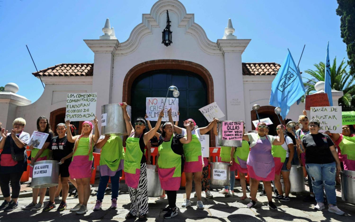 Protesta de mujeres de comedores sociales en la puerta de la quinta de Olivos