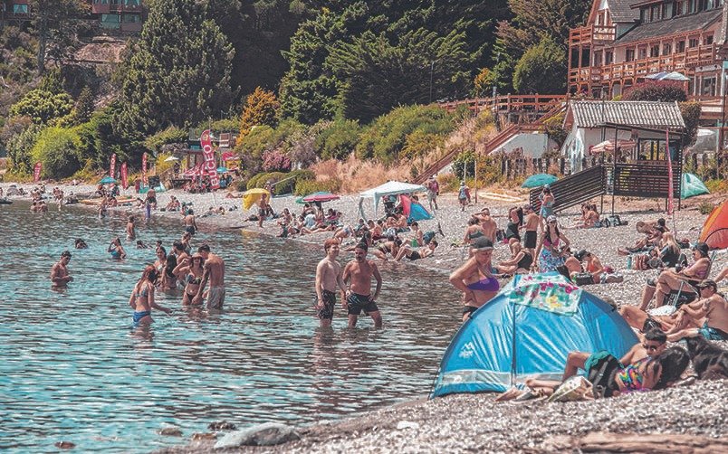 Y la inédita ola de calor sigue invitando al agua en Bariloche