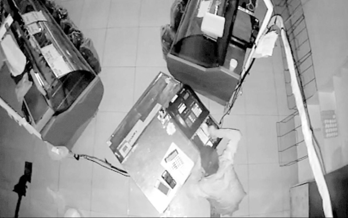 Un “ladrón solitario” destrozó el vidrio de una carnicería y vació la caja registradora