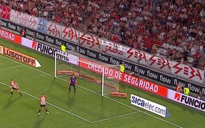 Como retira su bandera, a un hincha de Estudiantes le dejaron colgar todas