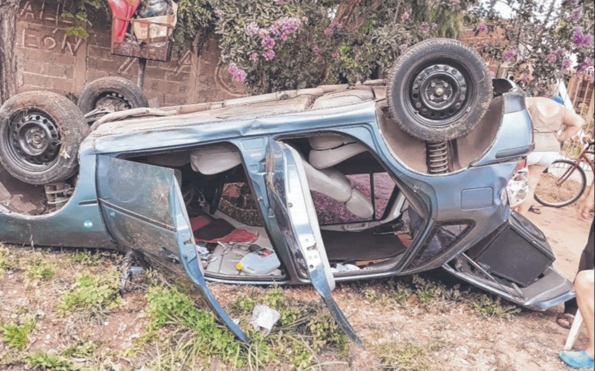 Impresionante accidente y milagro en Los Hornos: volcó con su auto y resultó ileso