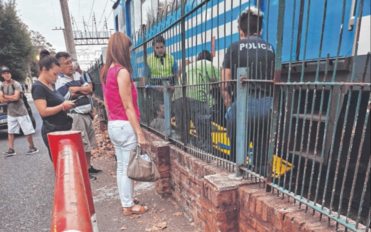 Terrible accidente y milagro en las vías del tren Roca: fue embestido y salió “gateando”