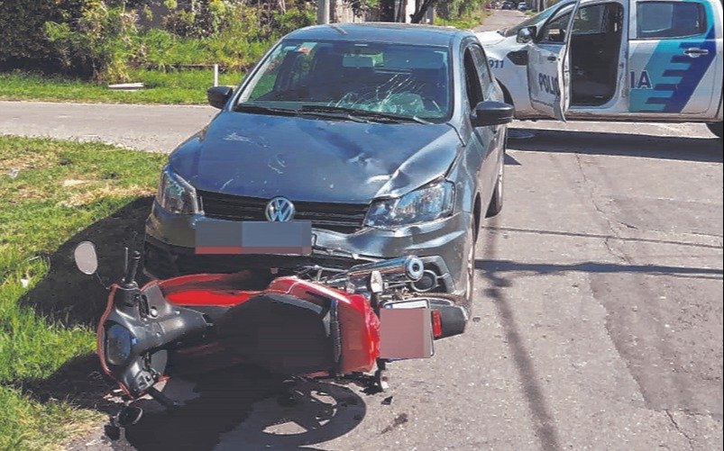 Brutal accidente entre un auto y una moto dejó a dos menores heridos en Gonnet