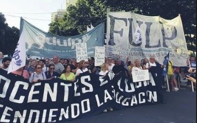 Marcha de universitarios por salarios y más presupuesto