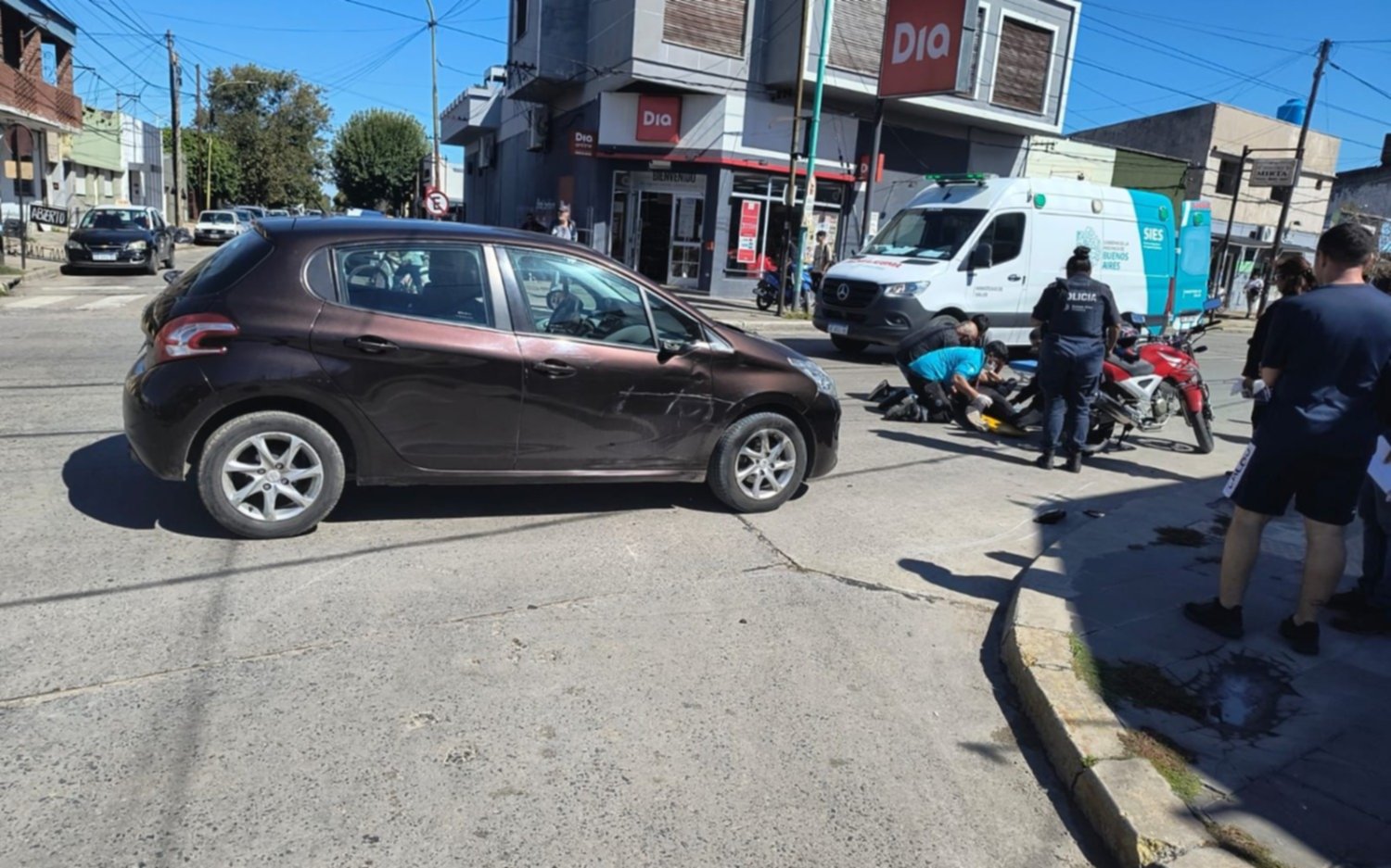Un motociclista internado y milagro en otra jornada accidentada