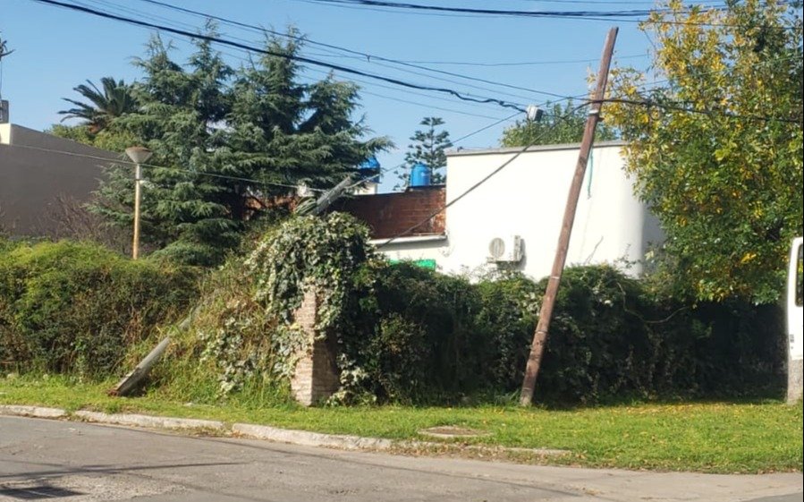 Un barrio sin luz por un camión que tiró diez postes de tendido eléctrico