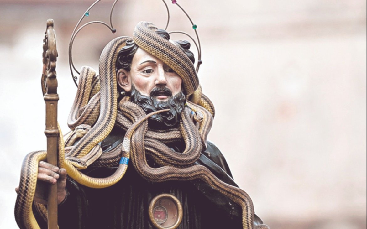 Furor por una procesión religiosa con serpientes 