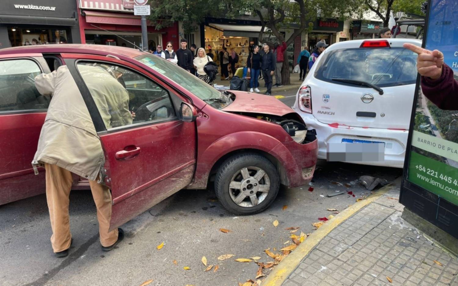 Un impactante choque entre cuatro autos en Calle 12 causó tensión y enorme susto