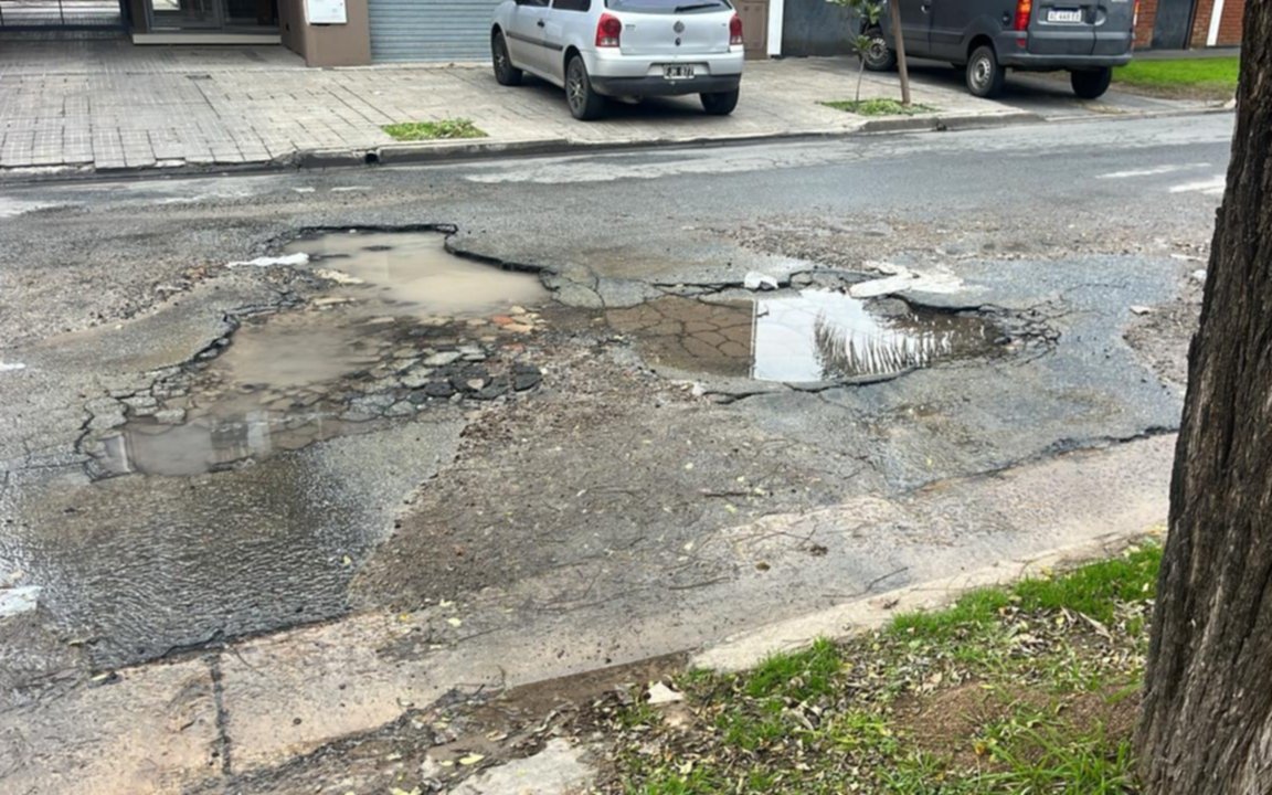 Enormes pozos en la cuadra de 29 entre 32 y bulevar 82