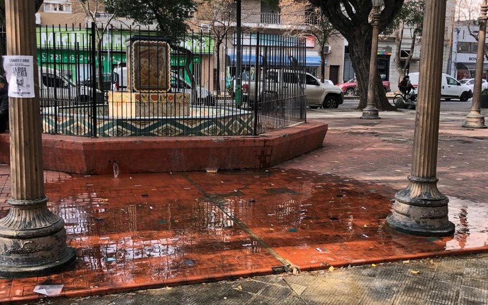 La plazoleta de 5 y diagonal 80, con la vereda inundada