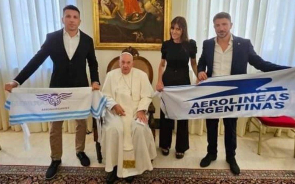 Francisco recibió a sindicalistas y posó con una bandera de Aerolíneas Argentinas