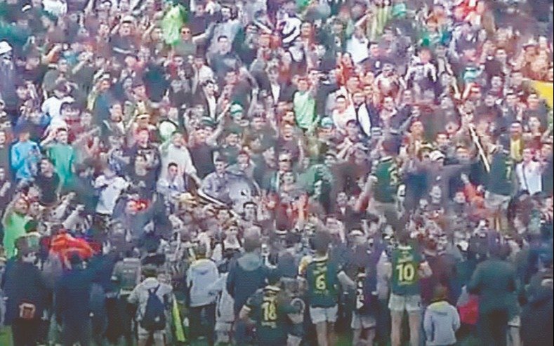 El caluroso festejo de los jugadores con sus hinchas