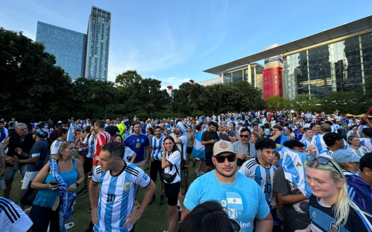 Se mantuvo la cábala: hubo banderazo argentino en Houston