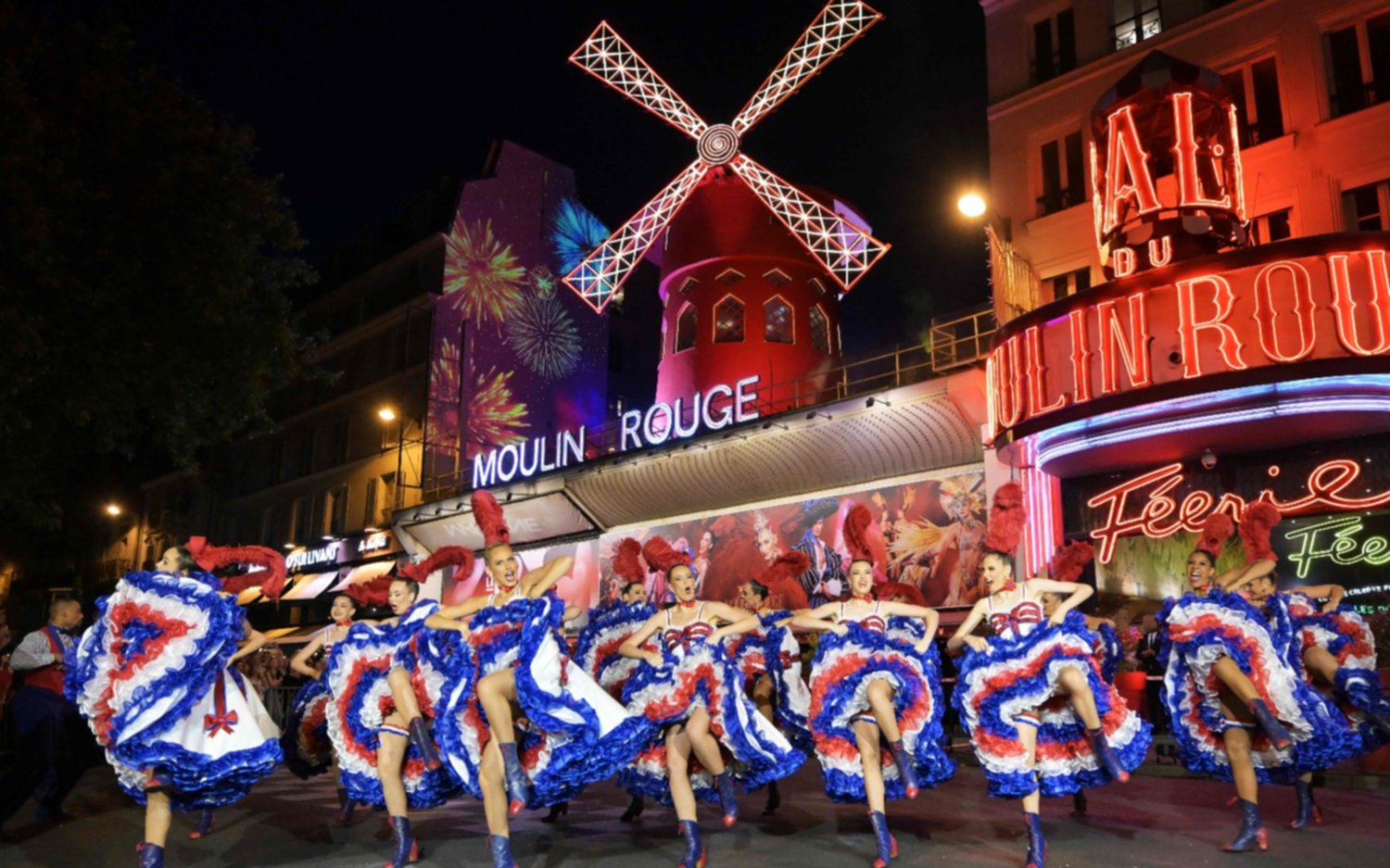 El Moulin Rouge recuperó sus aspas a puro color y emoción