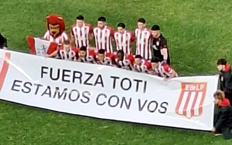 En la previa, Estudiantes posó con una bandera en apoyo a un hincha