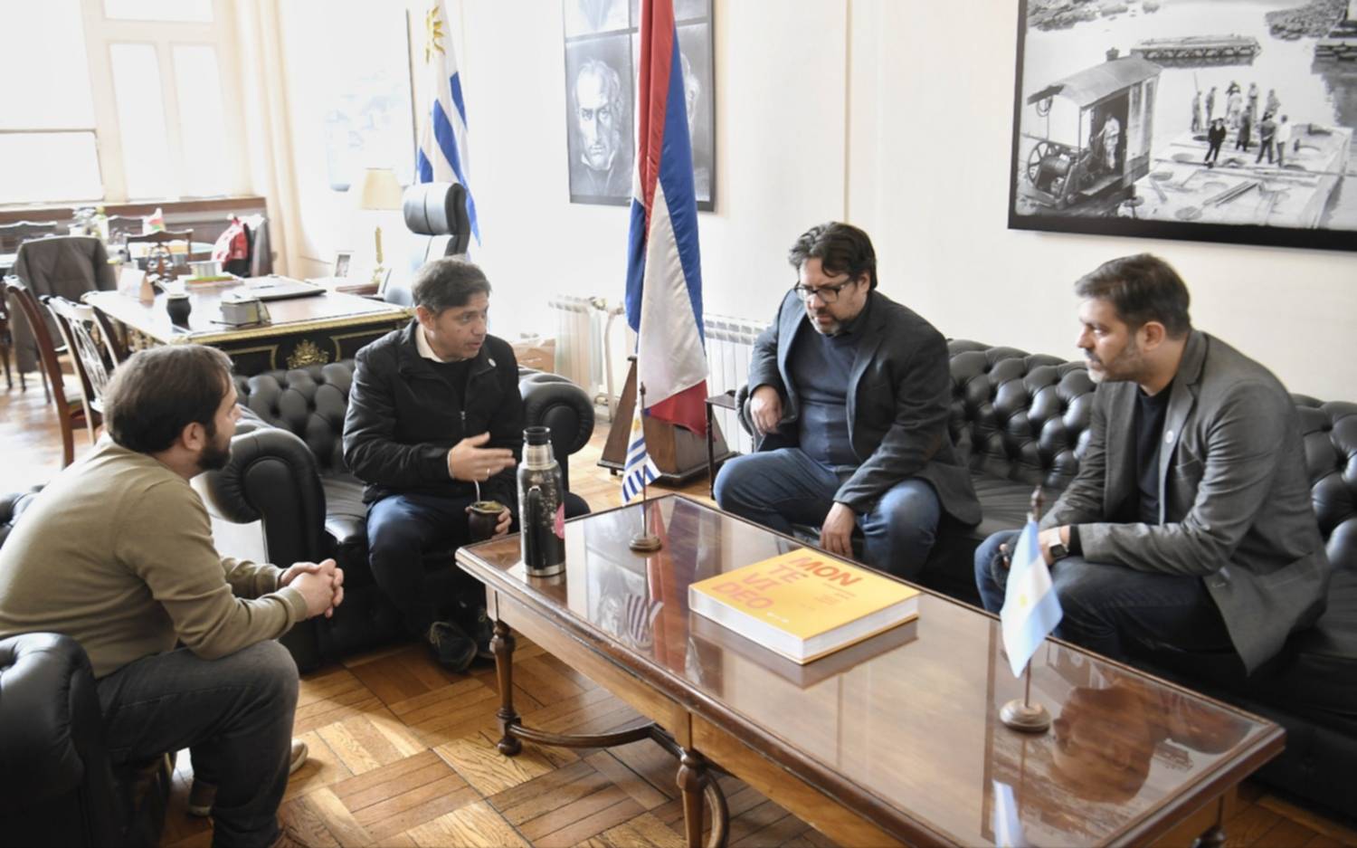 Kicillof, en Montevideo junto al intendente local