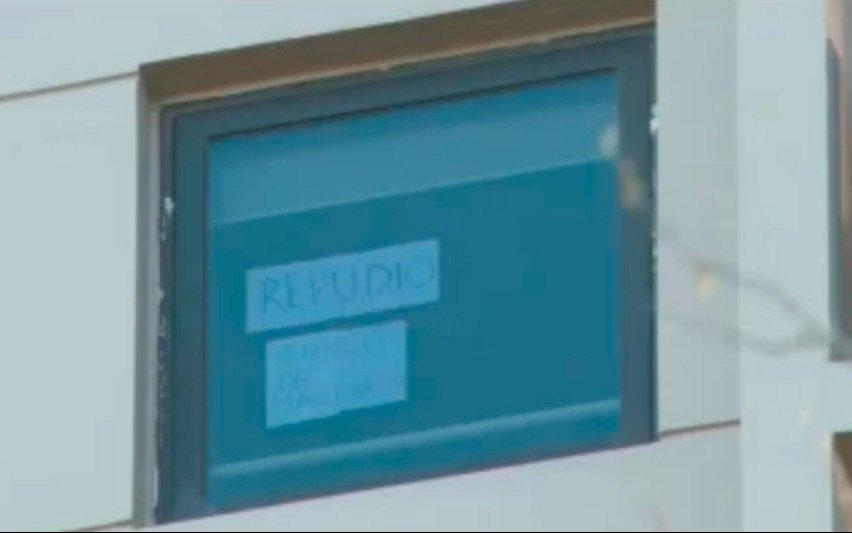 Carteles en el edificio de Puerto Madero