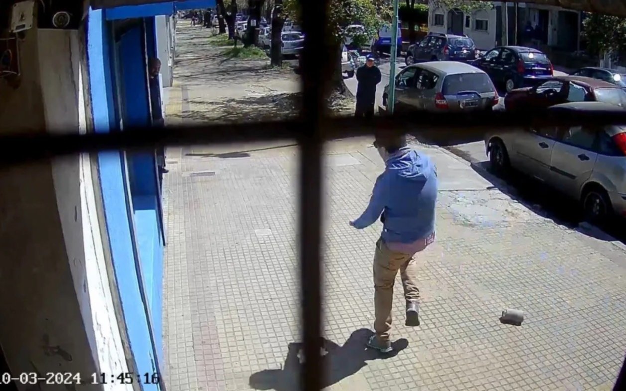 Gritos, patadas, insultos y una corrida en la puerta de un garage en La Plata