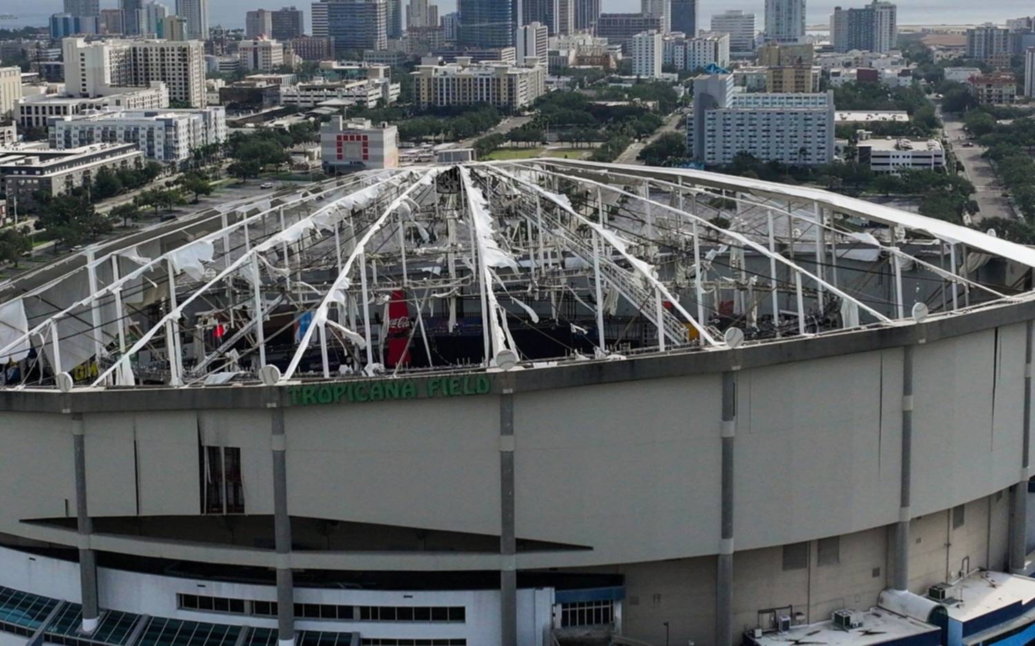 El huracán arrancó el techo del estadio de béisbol Tampa Bay Rays
